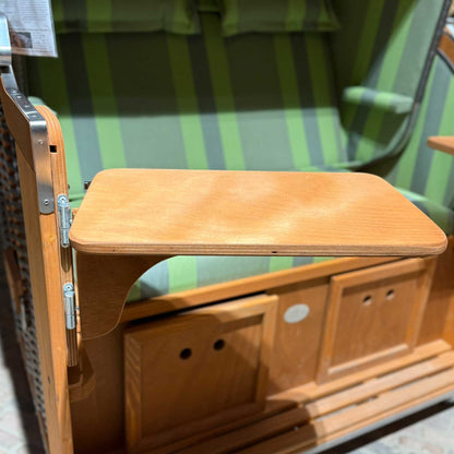 Schwenkbarer Bistrotisch aus Holz am Strandkorb montiert, passendes Nachrüstset für Sonnenpartner Strandkorb Modelle