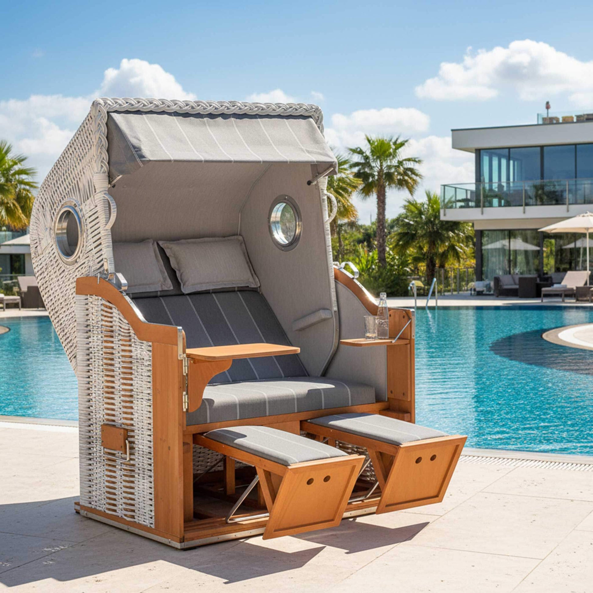 Strandkorb Sonnenpartner Classic white-washed mit grauem Dessin 198 und Fußstützen am Pool, eleganter PE-Geflecht Strandkorb