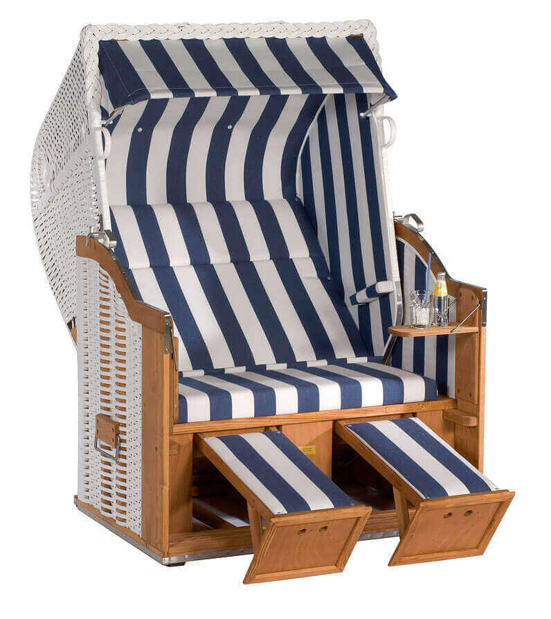 Sonnenpartner 2-Sitzer Strandkorb mit blau-weißen Streifen, ideal für den Außenbereich, bequeme Fußablagen, robust.