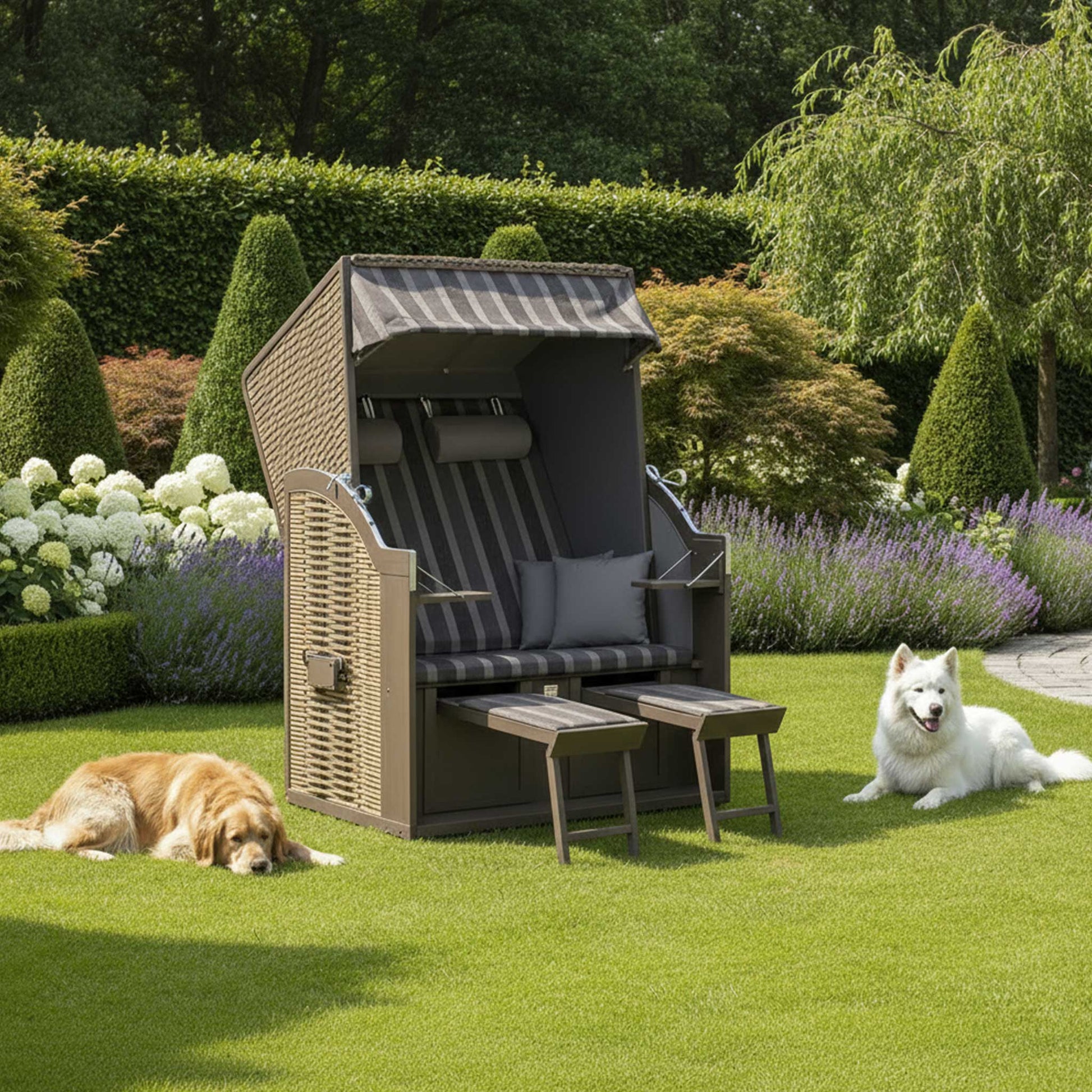 Strandkorb Compact grau anthrazit im Garten mit zwei Hunden auf der Wiese, ideal zum Entspannen im Freien.
