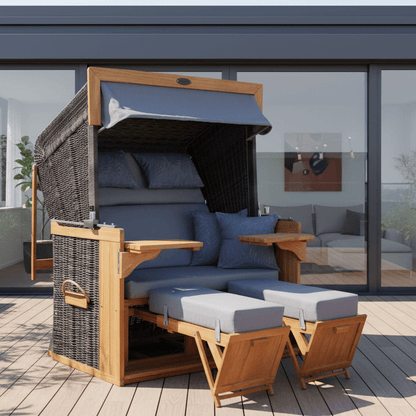 Strandkorb deVries PURE Friesland Sylt Teak PE stone grey Dessin 253 blau mit XL-Relaxfunktion auf moderner Terrasse