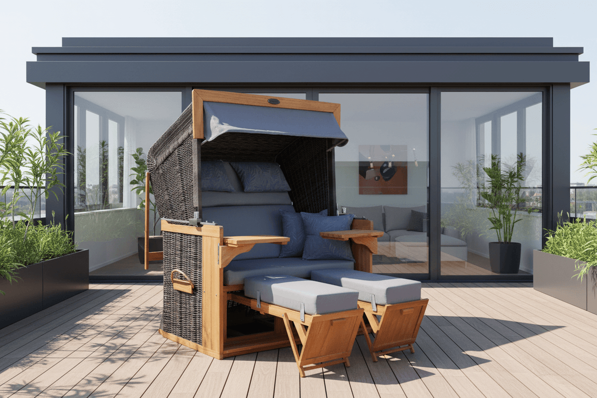 Strandkorb deVries PURE Friesland Sylt Teak PE stone grey Dessin 253 auf moderner Dachterrasse mit Fußstützen und blauen Polstern