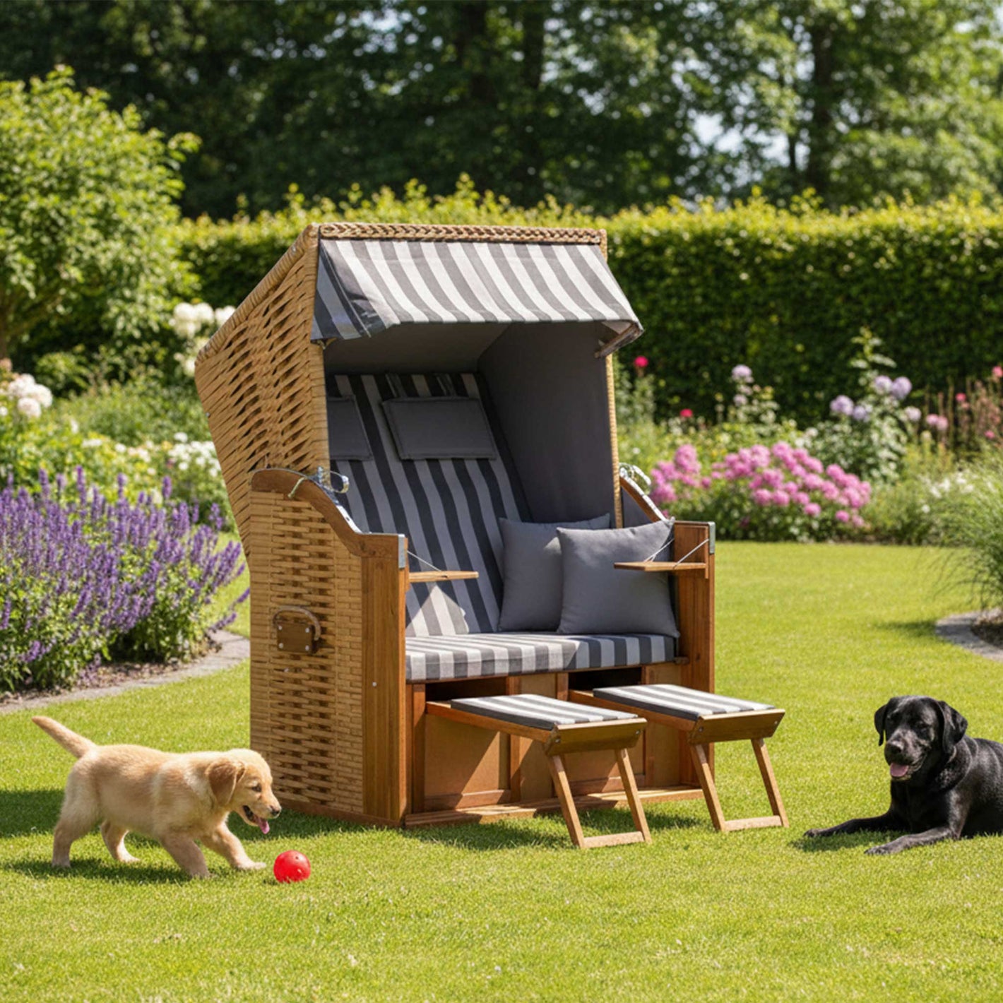 Strandkorb Trend 10 grau anthrazit im Garten mit Hundewelpe und schwarzem Hund, ideal für entspannte Stunden.
