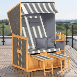 Strandkorb Rustikal 10 Z Vintage-braun auf einer Terrasse mit gestreiften Kissen und Fußstützen.