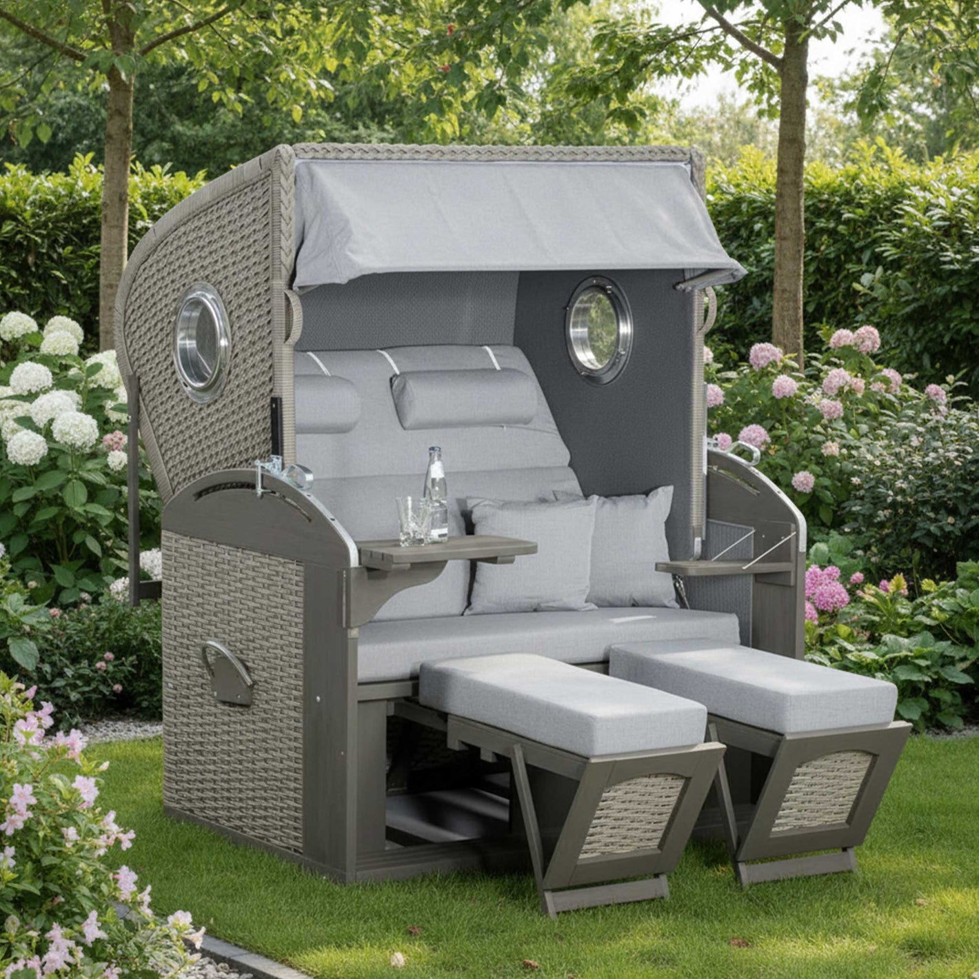 Strandkorb SunnySmart Rustikal 305 Z Bullaugen Comfort XL mit gemütlichen Polstern im Garten.