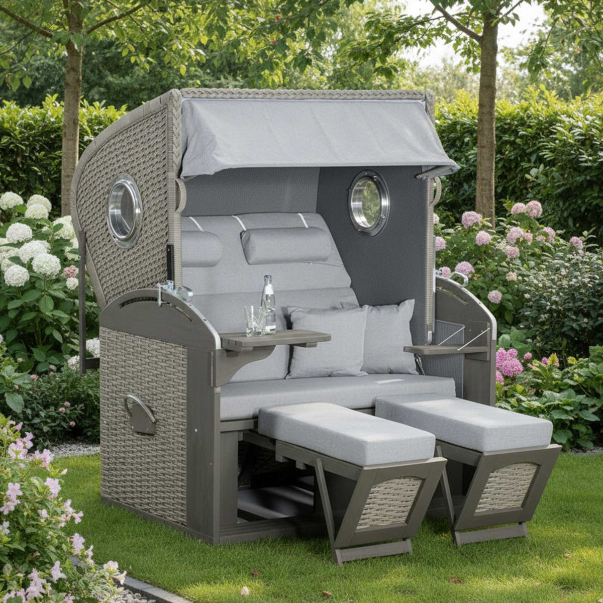 Strandkorb SunnySmart Rustikal 305 Z Bullaugen Comfort XL mit gemütlichen Polstern im Garten.