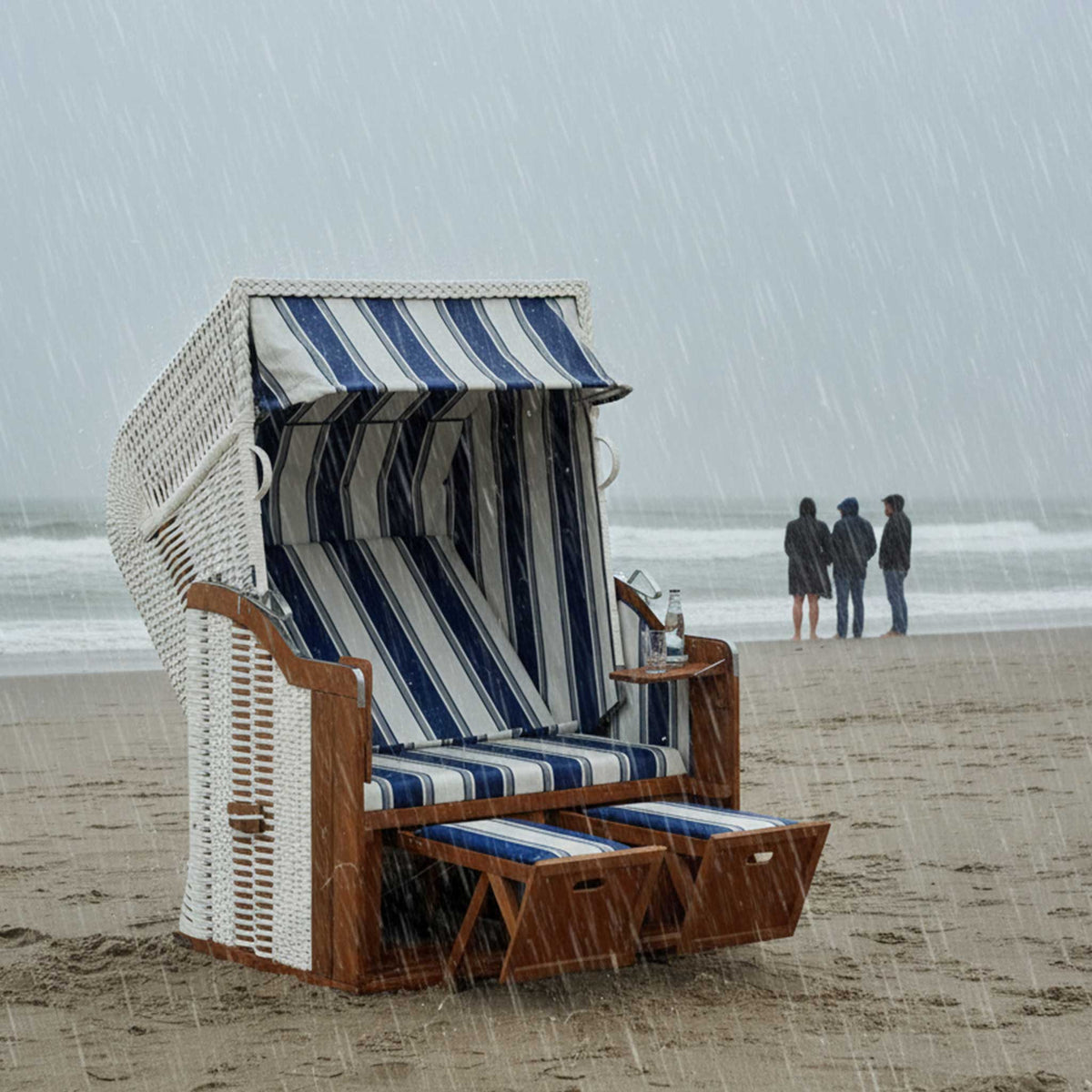 Strandkorb SunnySmart Rustikal 250 Basic in weißem PVC-Geflecht am Strand im Regen.