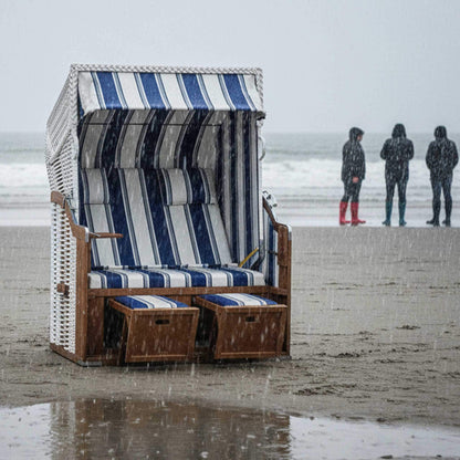 Strandkorb SunnySmart Rustikal 250 Basic in der Regen am Strand, blau-weiße Streifen und komfortable Polster.