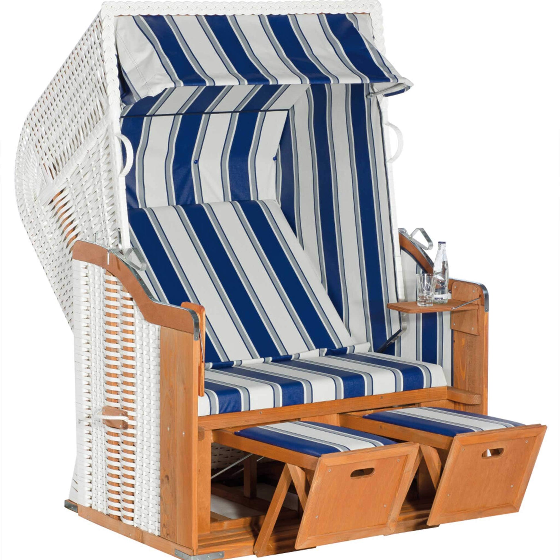 Strandkorb SunnySmart Rustikal 250 Basic in Weiß mit blau-weiß gestreiften Polstern und klappbaren Fußstützen.