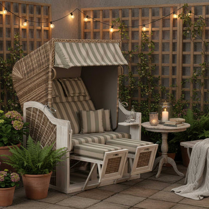 Strandkorb Rustikal 285 Z Sun Mix-Brown im Garten mit Pflanzen und Beleuchtung, elegantes Design für Entspannung.