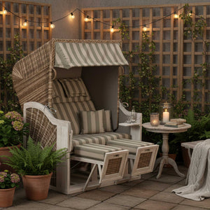 Strandkorb Rustikal 285 Z Sun Mix-Brown im Garten mit Pflanzen und Beleuchtung, elegantes Design für Entspannung.