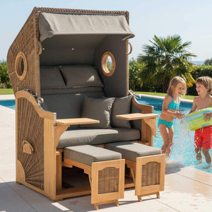 Strandkorb SunnySmart Rustikal 295 Plus Teak Cosy am Pool, Kinder spielen neben dem luxuriösen 3/4-Liegemodell in Ostseeform