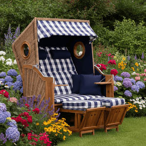 Strandkorb Trendy Trend 45 mit Bullaugen in PE walnut, Dessin 743 blau weiß kariert im blühenden Garten aufgestellt