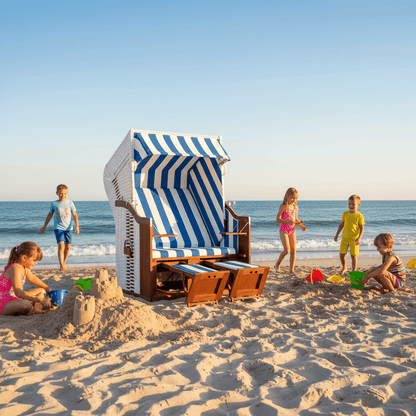 Strandkorb Trendy Profi Ostsee Fehmarn aus Mahagoni am Strand, Kinder spielen im Sand vor der Ostsee
