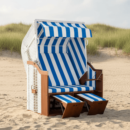 Strandkorb Profi Ostsee Poel aus Mahagoniholz mit blau-weiss gestreiftem Dessin 991 am Sandstrand vor Dünen