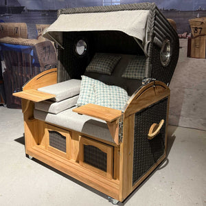 Strandkorb Trendy PURE Talland Teak mit Bullaugen, PE stone grey, Dessin 165 hellgrau blau gemustert, aufgebaut im Innenraum