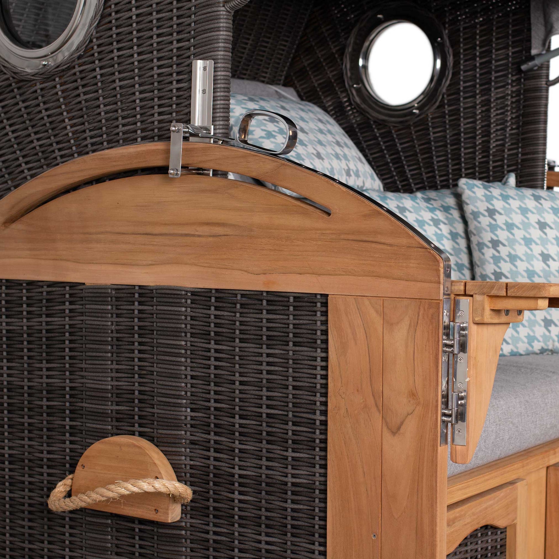 Detailansicht Strandkorb Trendy PURE Talland Teak mit Bullaugen und hellgrau blauen Kissen Dessin 165
