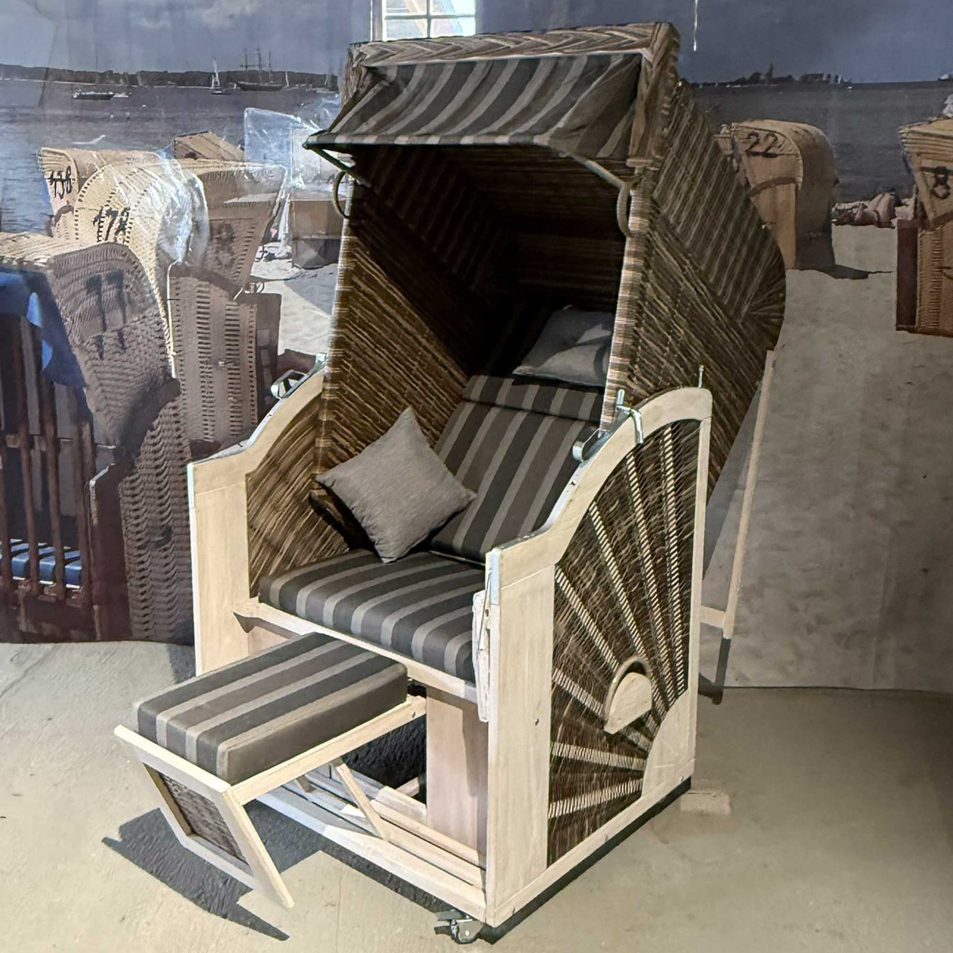 Strandkorb Trendy PURE Classic Single SUN PE white kubu Dessin 402 Einsitzer mit Fußstütze und Polster im Innenraum