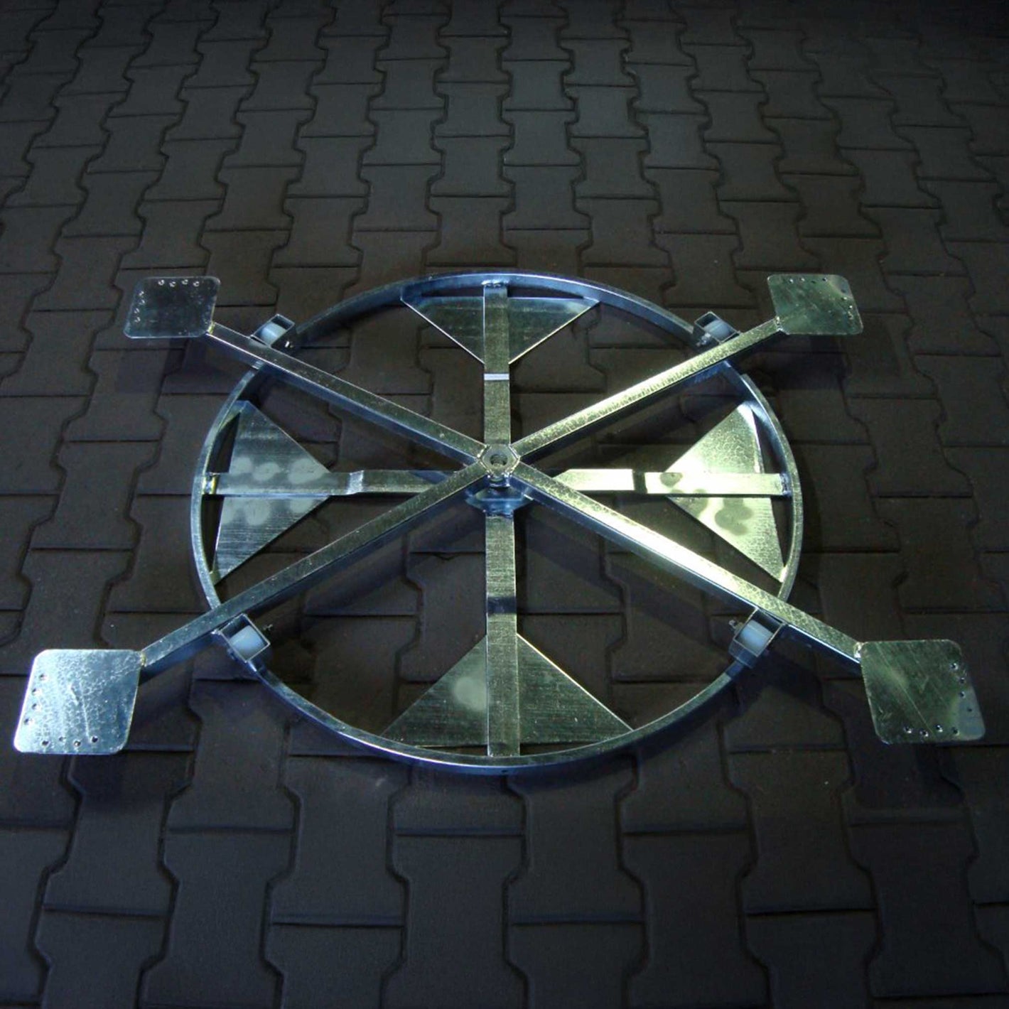 Strandkorbdreher aus feuerverzinktem Stahl, 360° drehbar für Strandkörbe, stabil und leicht zu bewegen.