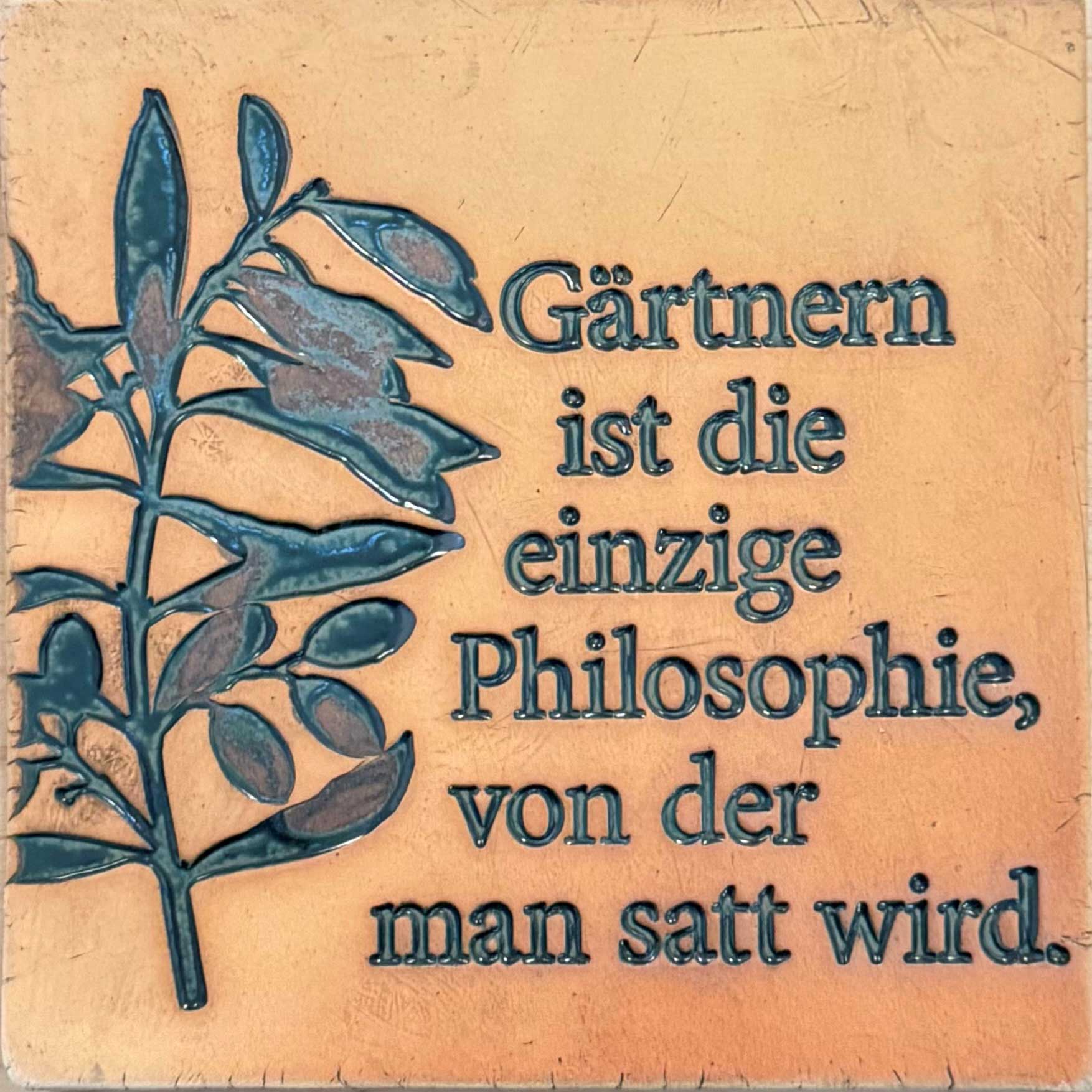Ton Fliese 19x19 cm mit Prägung „Gärtnern ist die einzige Philosophie, von der man satt wird“ für den Garten, frostsichere Fliese