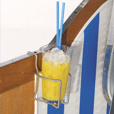 Strandkorb Getränkehalter aus Edelstahl V2A mit Glas und Trinkhalmen seitlich am Strandkorb eingehängt