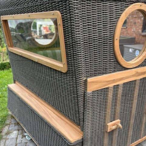 Gosch Lounge mit Bullaugen und Panoramafenster