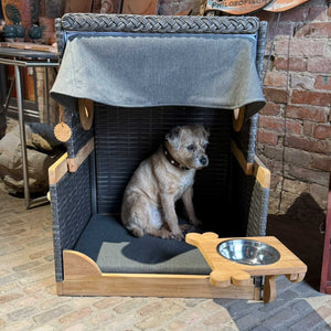 deVries Hundestrandkorb Knochenfinder in grau mit Hund im Inneren, stilvoller und bequemer Rückzugsort.