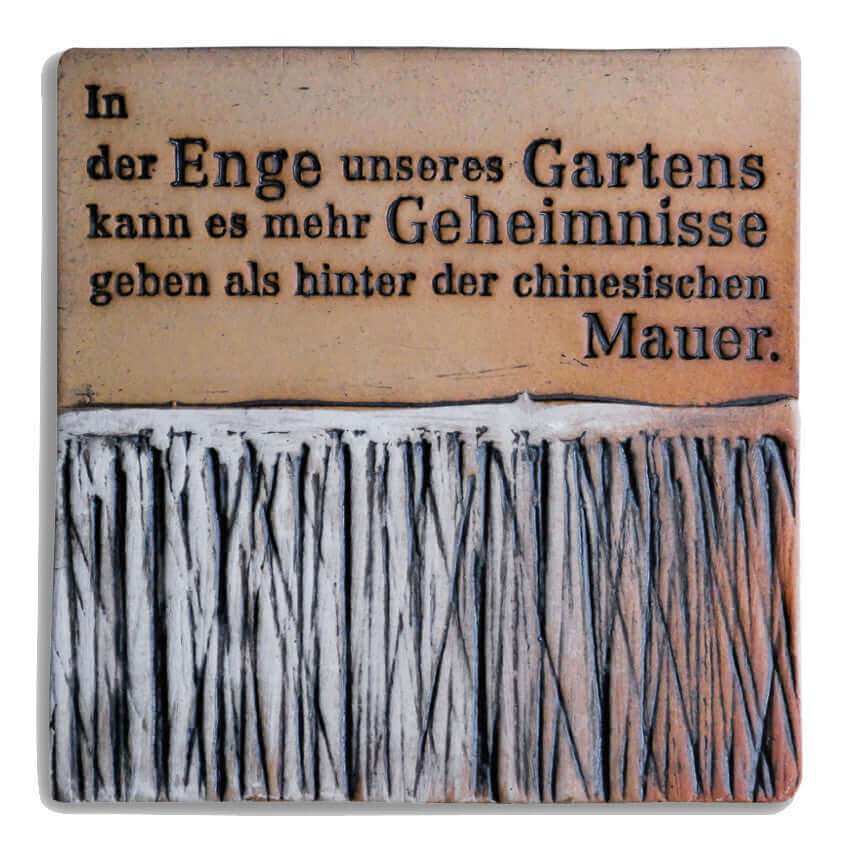 Fliese mit Spruch „In der Enge unseres Gartens…“ quadratisch 19x19 cm, frostfeste Ton Fliese für den Garten