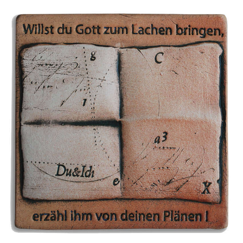 Fliese mit Spruch „Willst du Gott zum Lachen bringen, erzähl ihm von deinen Plänen!“ quadratische Ton Fliese 19x19 cm frostsicher