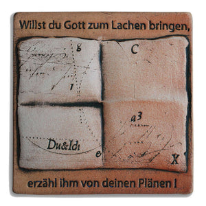 Fliese mit Spruch „Willst du Gott zum Lachen bringen, erzähl ihm von deinen Plänen!“ quadratische Ton Fliese 19x19 cm frostsicher