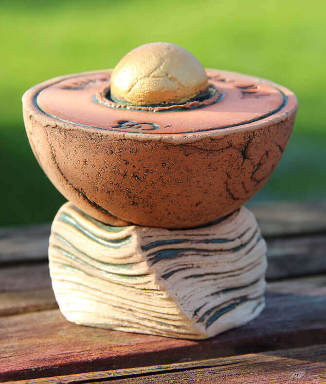 Keramikskulptur Mittelpunkt der Welt, kleine 500g Variante mit Sockel, dekoratives Reiseobjekt zum Erden auf allen Lebensreisen