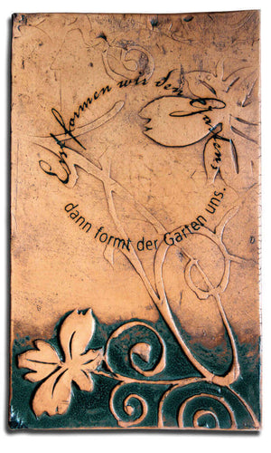 1501  Erst formen wir den Garten, dann formt der Garten uns. Großfliese - Strandkorb Prieß