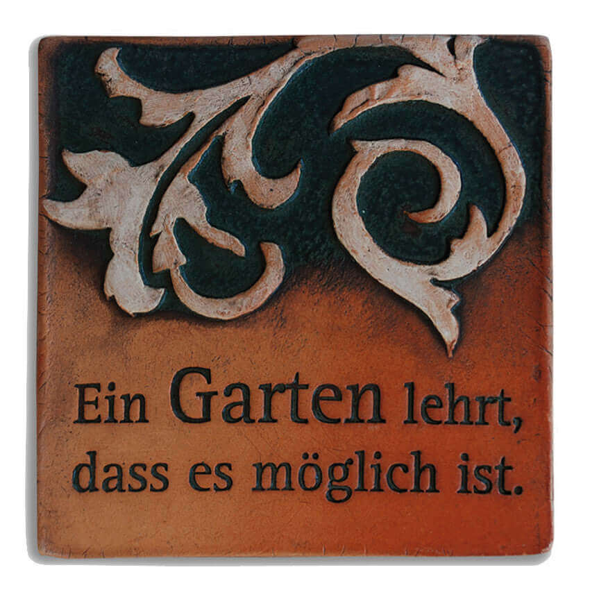 Ton Fliese 19x19 cm mit Relief und Spruch „Ein Garten lehrt, dass es möglich ist“ für ganzjährigen Einsatz im frostfesten Garten