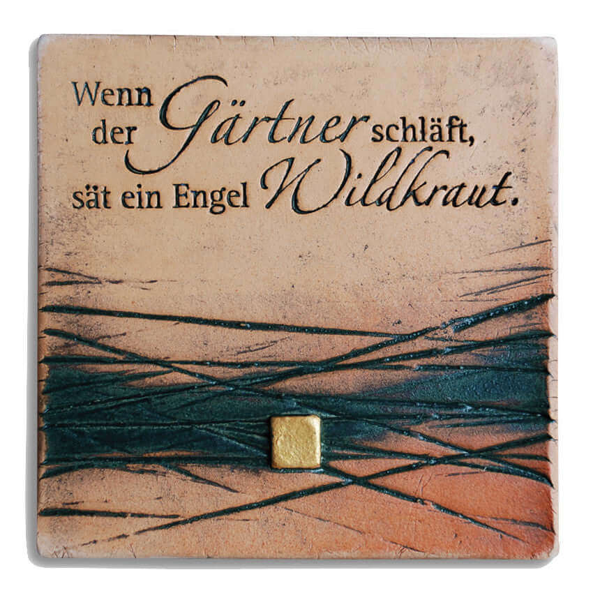 Fliese 19x19 cm mit Spruch „Wenn der Gärtner schläft, sät ein Engel Wildkraut“ für den Garten, frostsichere Ton Fliese