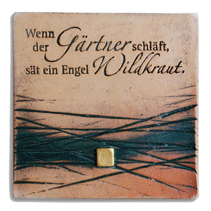 Fliese 19x19 cm mit Spruch „Wenn der Gärtner schläft, sät ein Engel Wildkraut“ für den Garten, frostsichere Ton Fliese