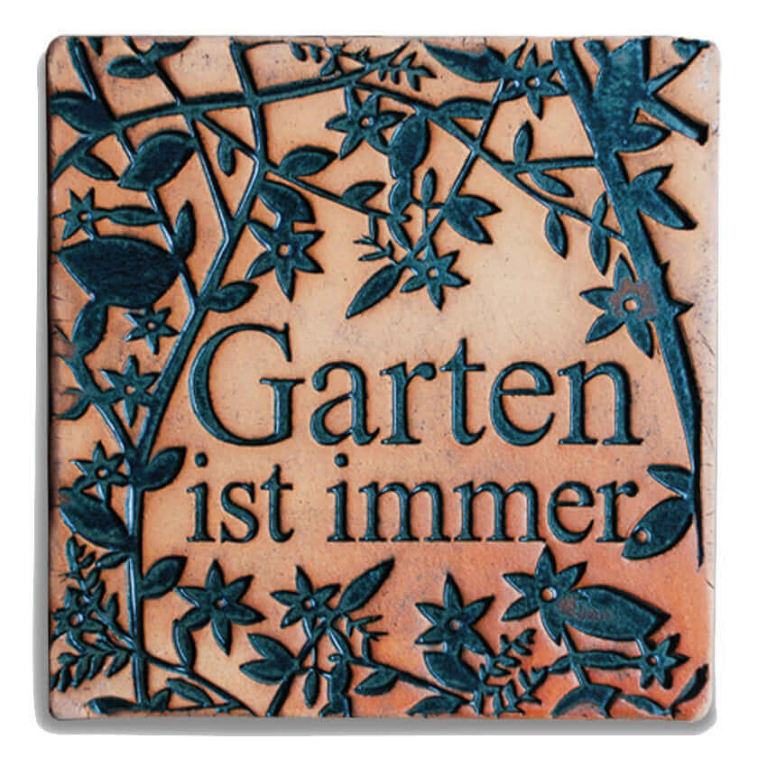 Fliese 19x19 cm mit Schriftzug „Garten ist immer“, quadratische Ton Fliese frostsicher für den Garten ganzjährig