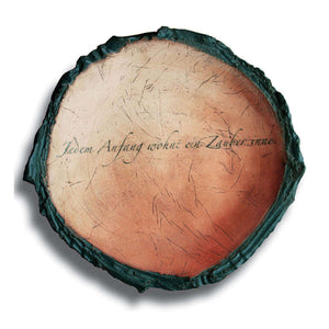 Vogeltränke Hesse rund 60 cm mit Schriftzug „Jedem Anfang wohnt ein Zauber inne“, dekorative wasserführende Keramikschale