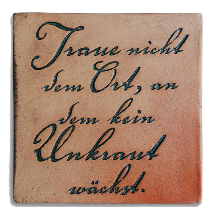 Fliese mit Spruch Traue nicht dem Ort, an dem kein Unkraut wächst, quadratische Tonfliese 19 x 19 cm frostsicher für den Garten