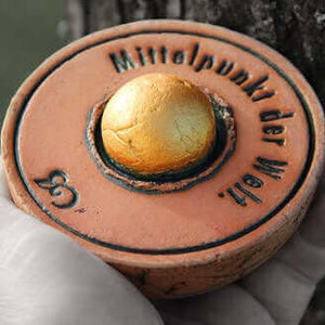 Keramikobjekt Mittelpunkt der Welt – kleine 500g-Reiseversion mit Sockel, runder Teller mit goldener Kugel in Hand gehalten