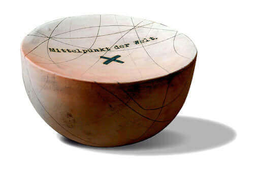 Vogeltränke Standorttreu aus Steinguss, halbkugelförmig mit Gravur „Mittelpunkt der Welt“ für festen Standort im Garten