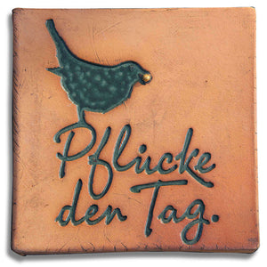 Fliese 19x19 cm mit Vogel und Schriftzug „Pflücke den Tag“ aus frostfestem Ton für den Garten
