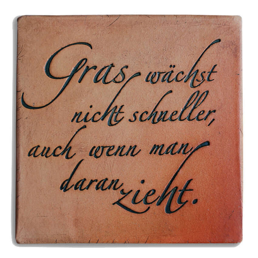 Fliese mit Spruch „Gras wächst nicht schneller, auch wenn man daran zieht.“ quadratische Tonfliese 19 x 19 cm, frostsicher für Garten
