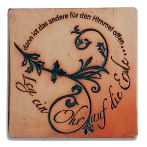 Keramik Fliese 19x19 cm mit Schriftzug „Leg ein Ohr auf die Erde, dann ist das andere für den Himmel offen“ für Garten, frostsicher