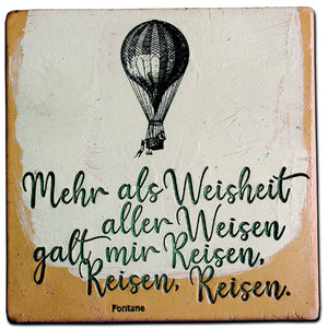 Fliese mit Fontane-Zitat „Mehr als Weisheit aller Weisen galt mir Reisen, Reisen, Reisen“ und Heißluftballon-Motiv, 19 x 19 cm