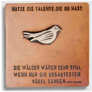 2042 Nutze die Talente. Quadratische Tonfliese mit Vogelmotiv und inspirierendem Zitat.