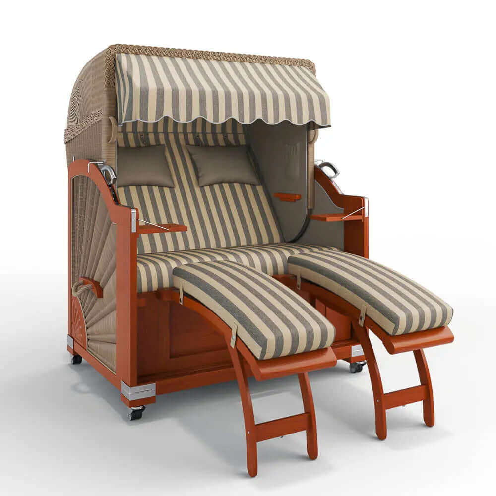 Strandkorb Keitum Mahagoni 130 cm mit gestreiftem Dessin und verstellbaren Liegen.
