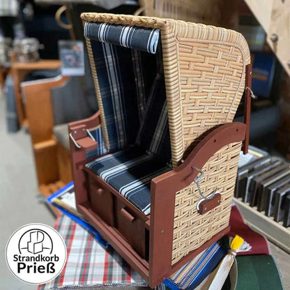 Puppenstrandkorb deVries, dekorativer Miniaturstrandkorb in Naturfarbe mit verstellbarem Dach und Klapptisch.