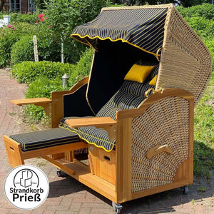 Strandkorb Prieß Modell Meister aus Lärchenholz mit PE-Geflecht natur und schwarz-gelbem Stoff-Dessin im Garten aufgestellt