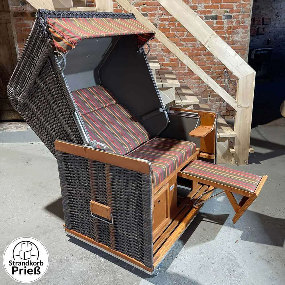 Strandkorb Sonnenpartner Modell Konsul PE-Geflecht cappuccino, Holz lasiert, Dessin Sonderstoff bunt in komfortabler Ausführung.