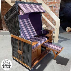 Strandkorb Sonnenpartner Modell Konsul in anthrazit mit violett-lila Dessin und robustem Holzgerüst, ideal für 2 Personen.